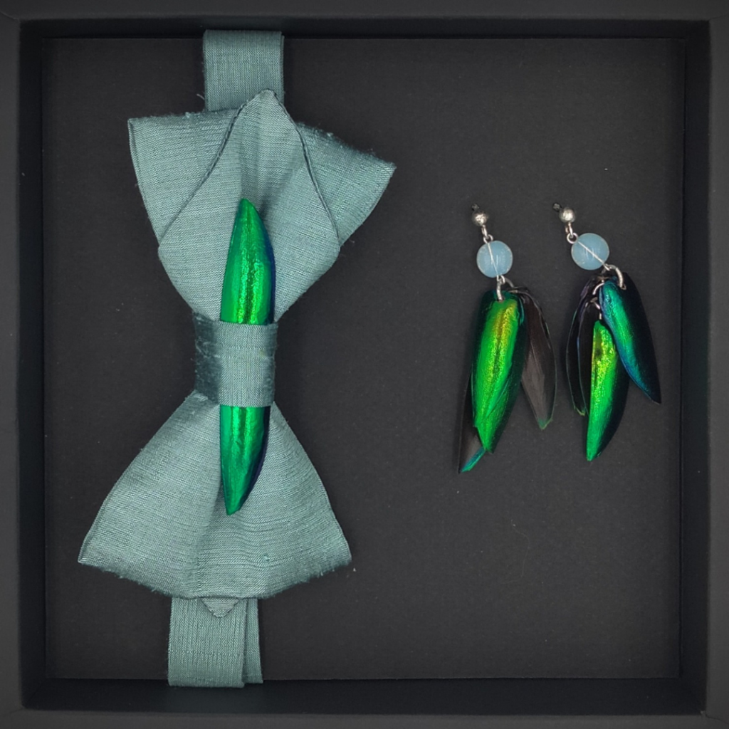 Coffret Noeud en soie bleu manche et Boucles d’oreilles en scarabée irisé