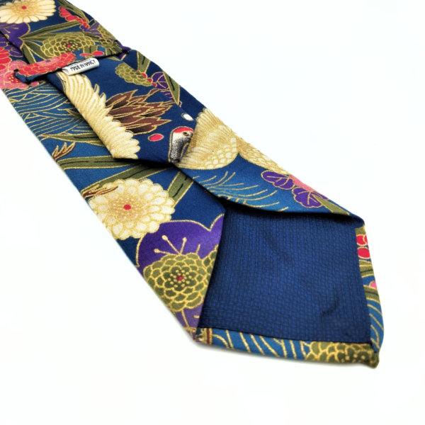 Cravate bleue grue fleurie