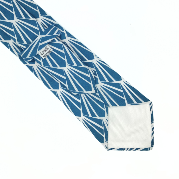 Cravate blanche écailles bleu turquoise